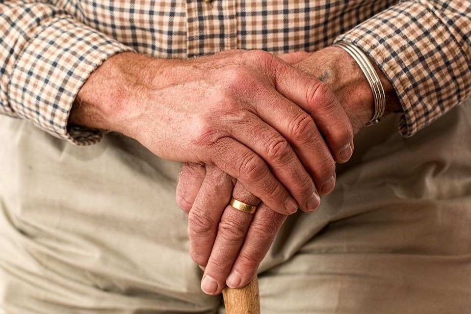 Specjalistyczna odzież dla seniorów – jak poprawia jakość życia?