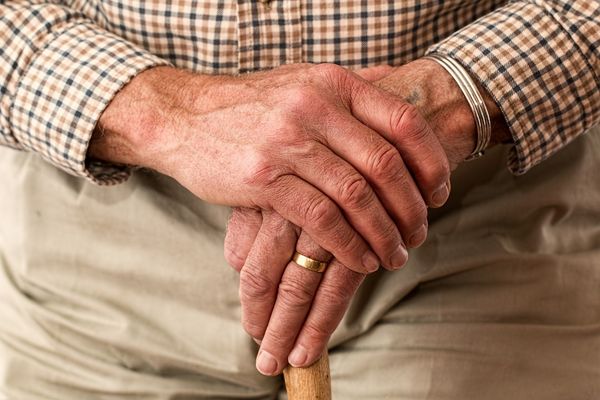 Komfort i bezpieczeństwo osób z chorobą Alzheimera - jak dobrać odpowiednią odzież?